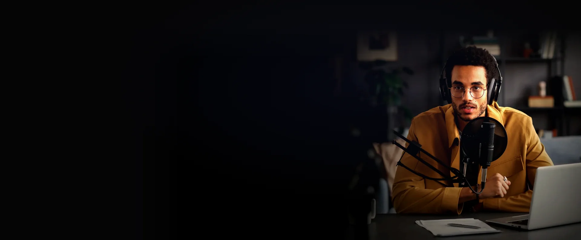 Simulive webinar: a recorded presenter playing on schedule while a moderator answers live chat, with today’s sessions and a timed offer